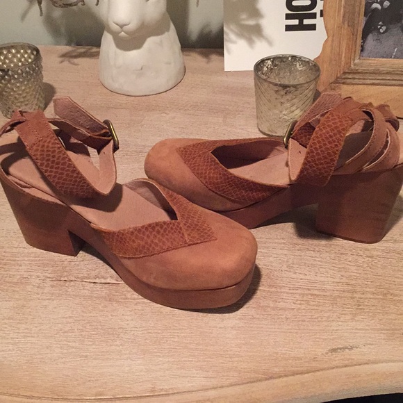 Free People Shoes - NBW tan free people clogs